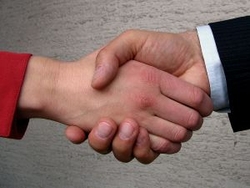 stretta-mano-mani